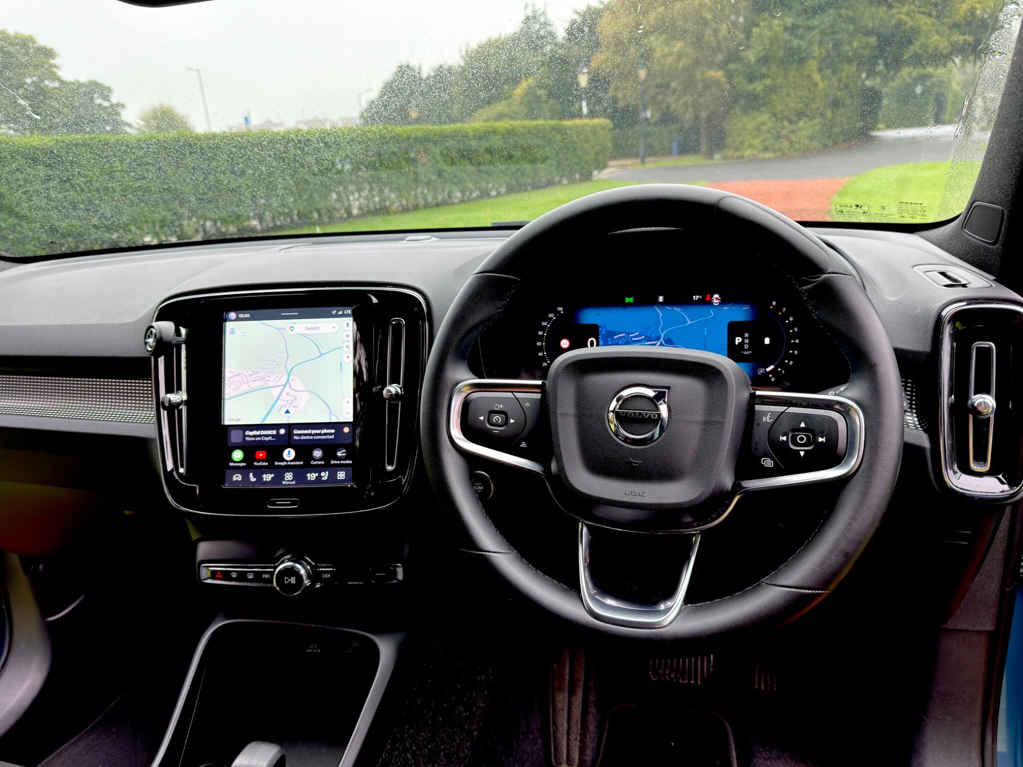 Volvo XC40 view 3