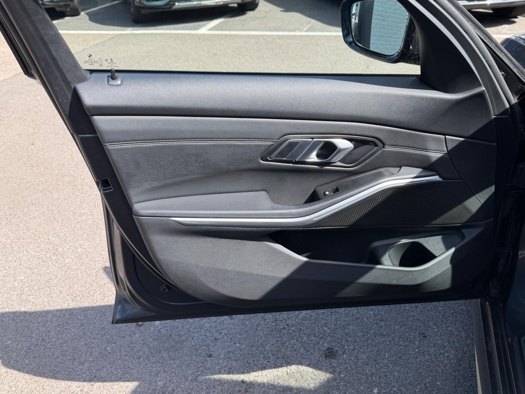 BMW 3 Series view 18