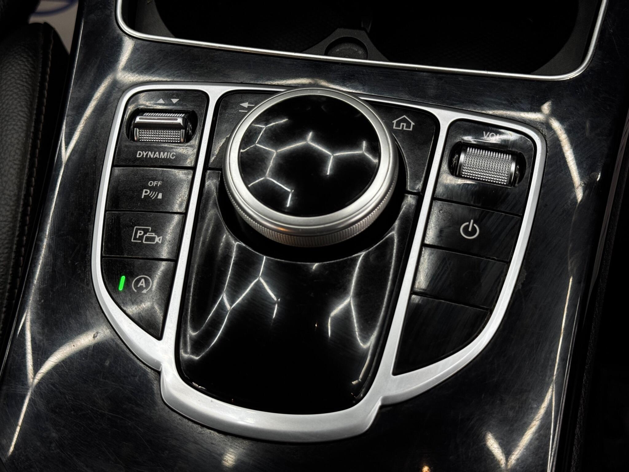 Mercedes-Benz C-Class view 26