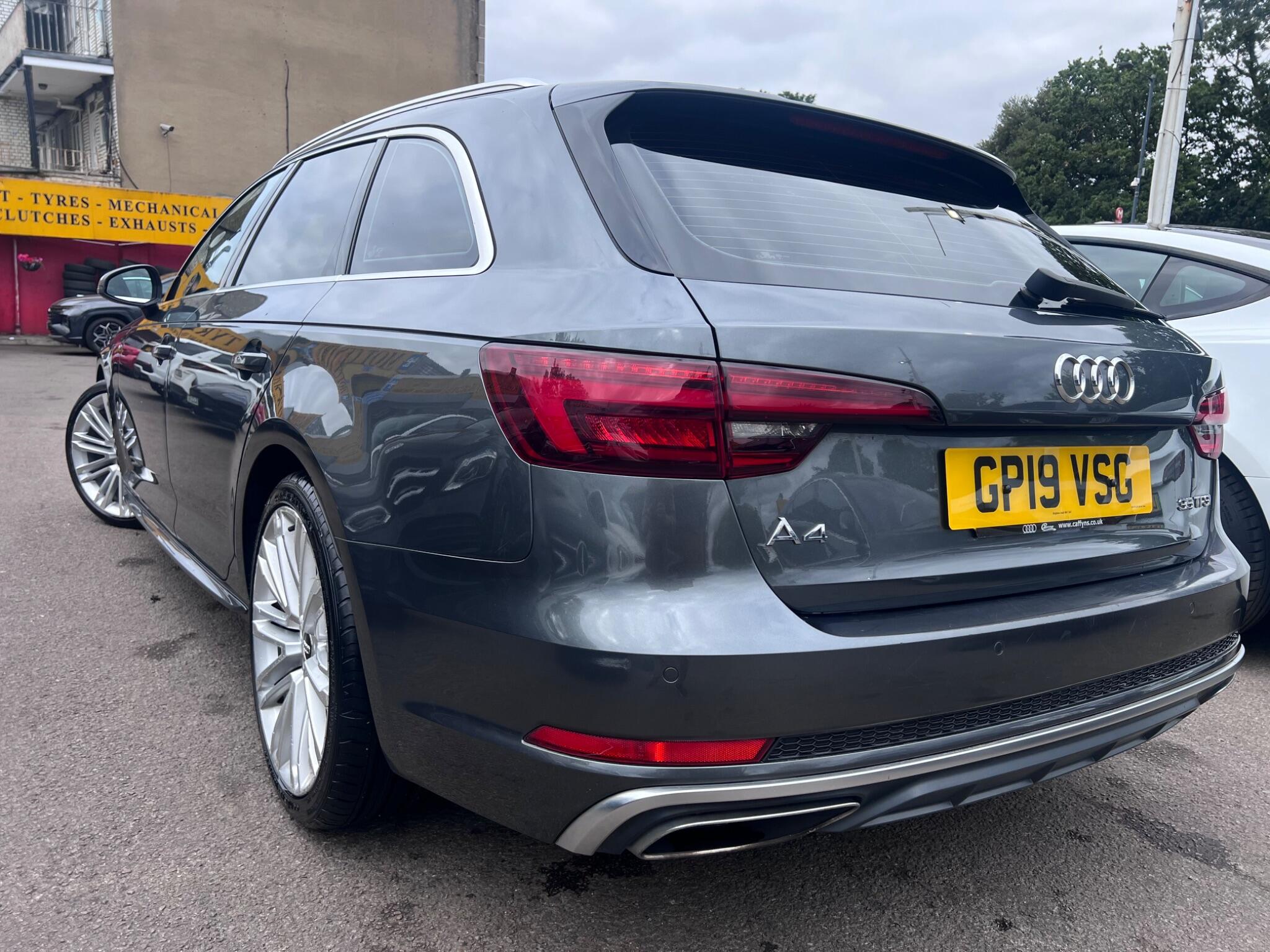 Audi A4 Avant view 10