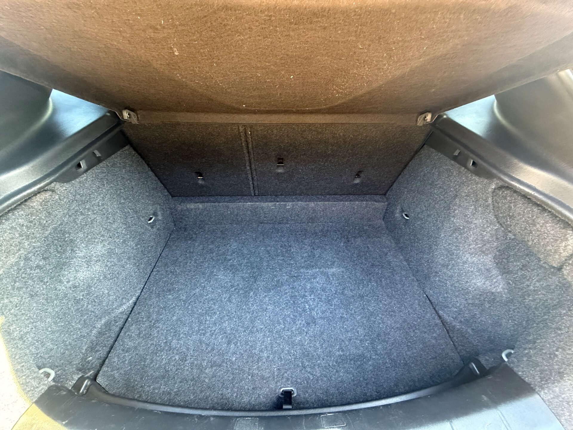 Volvo V40 view 22
