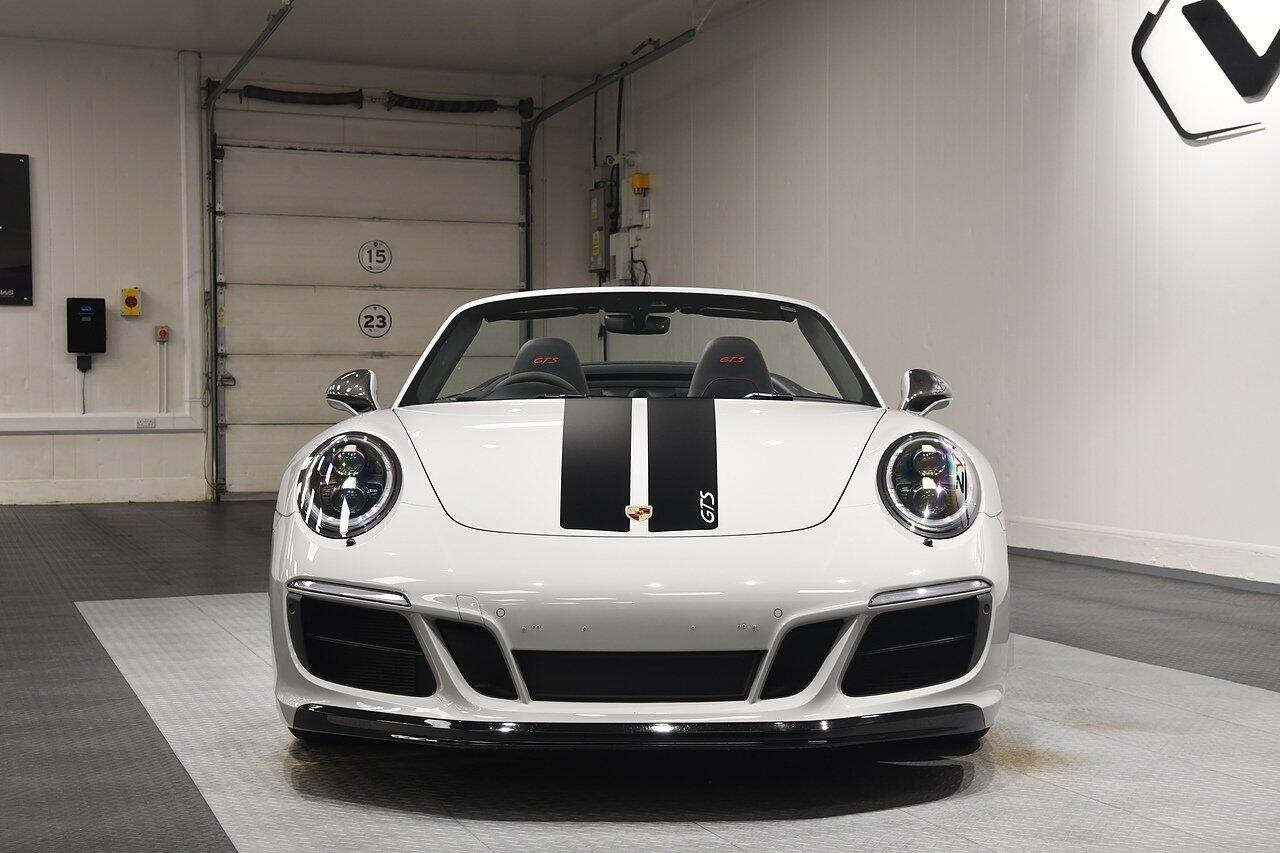 Porsche 911 view 32