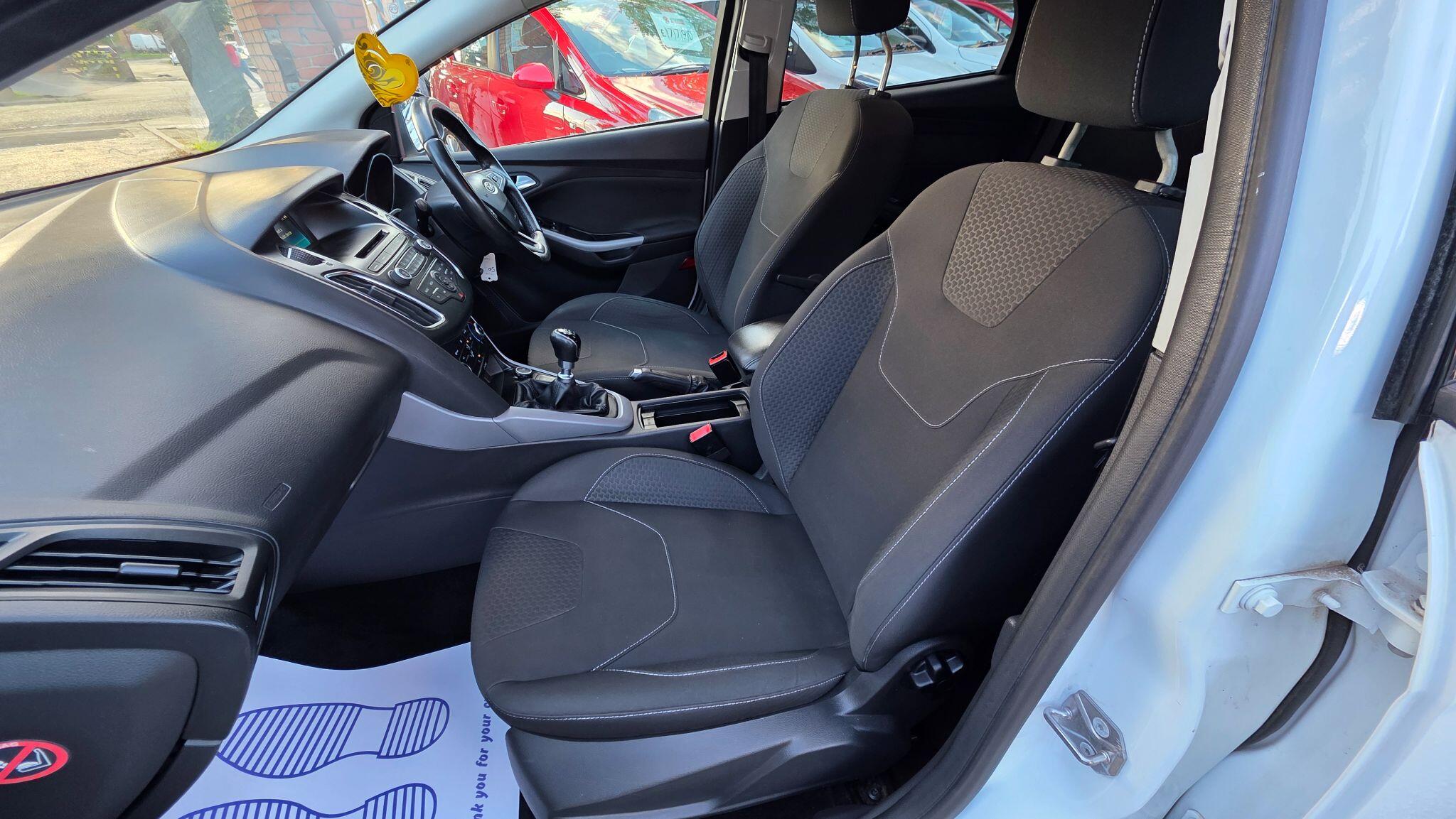 Ford Focus view 27