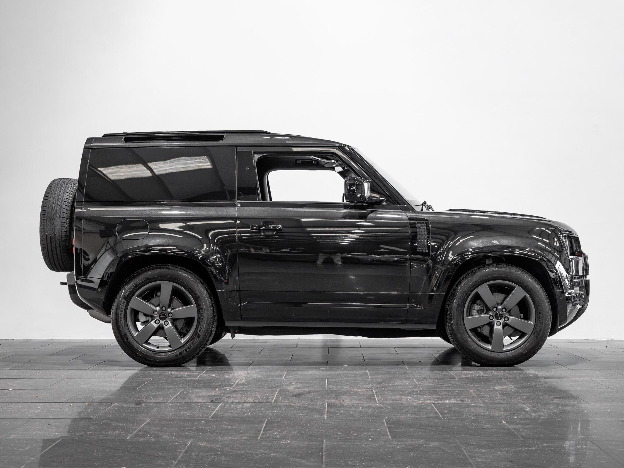 Land Rover Defender 90 view 6