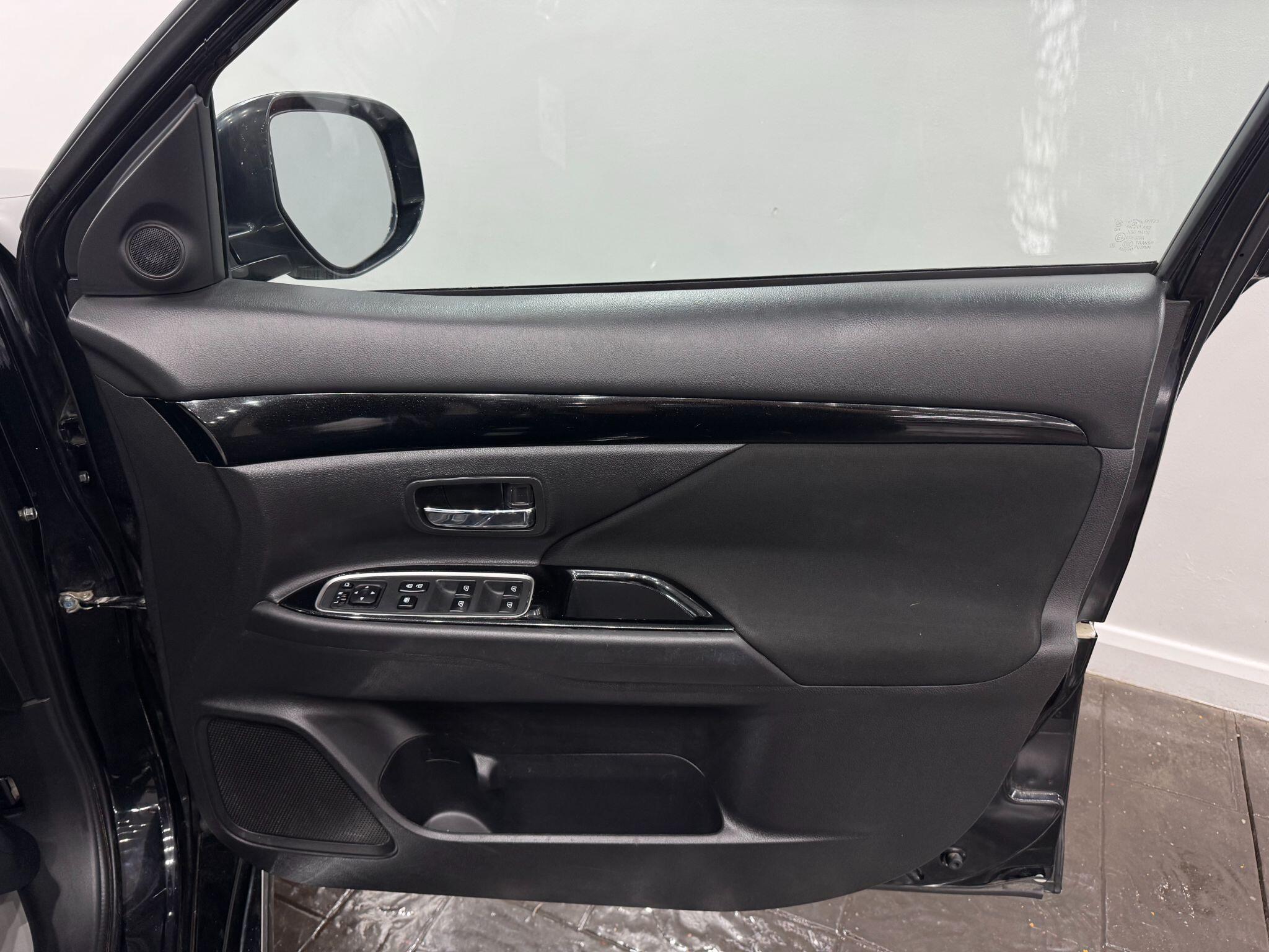 Mitsubishi Outlander view 29