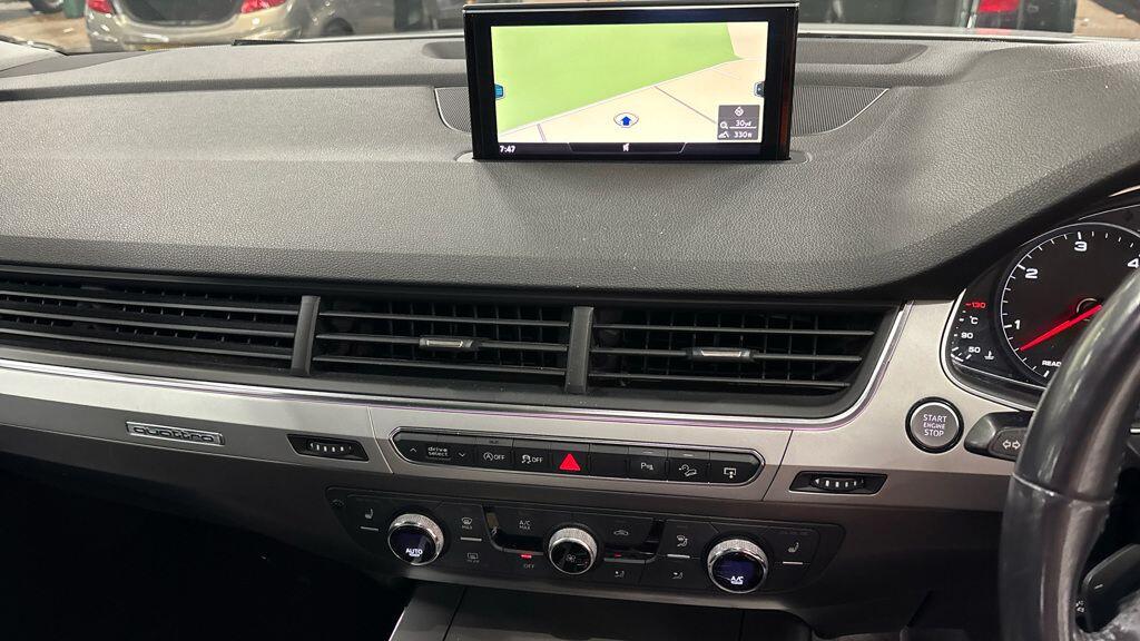 Audi Q7 view 13