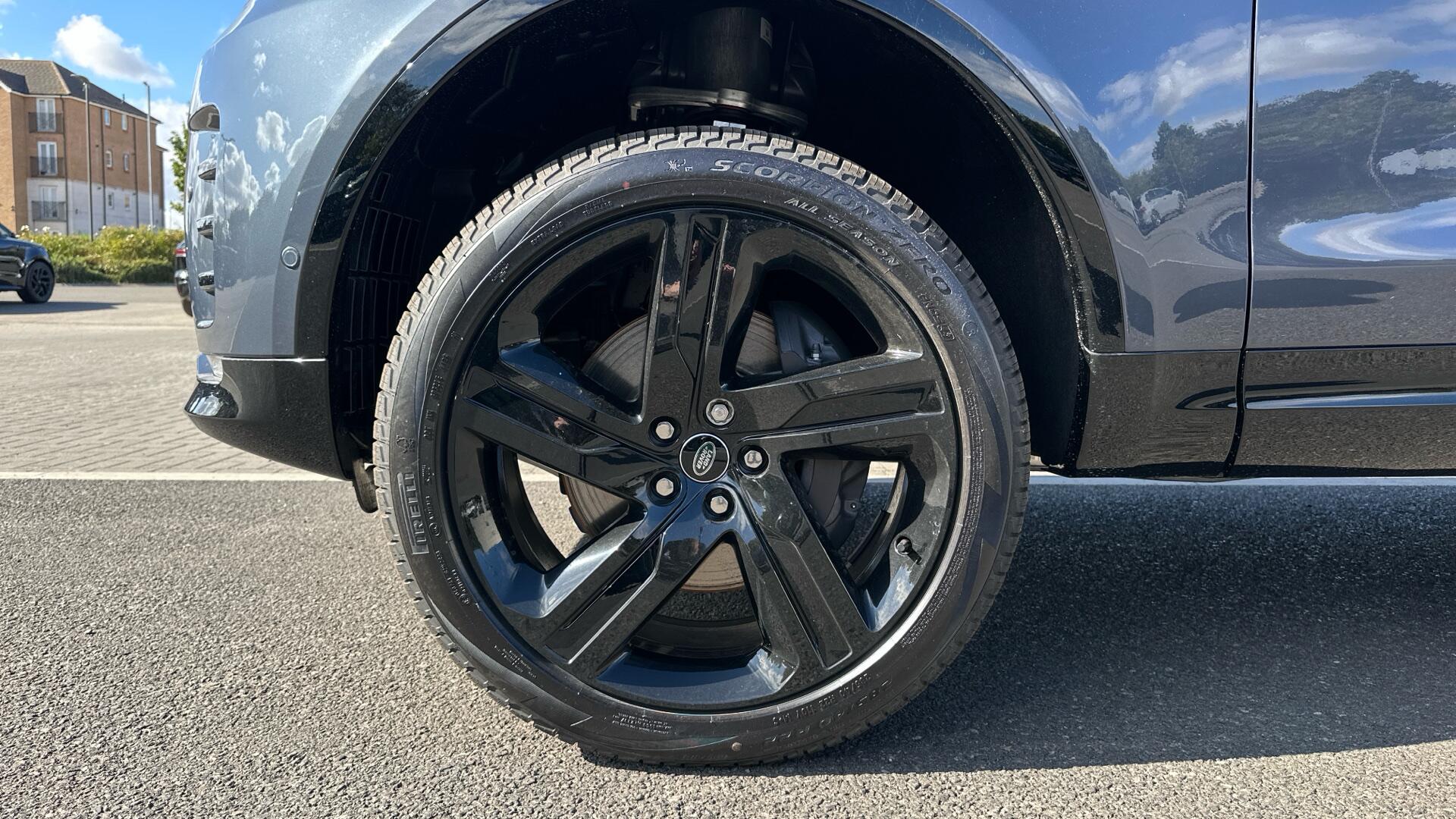 Land Rover Discovery view 17