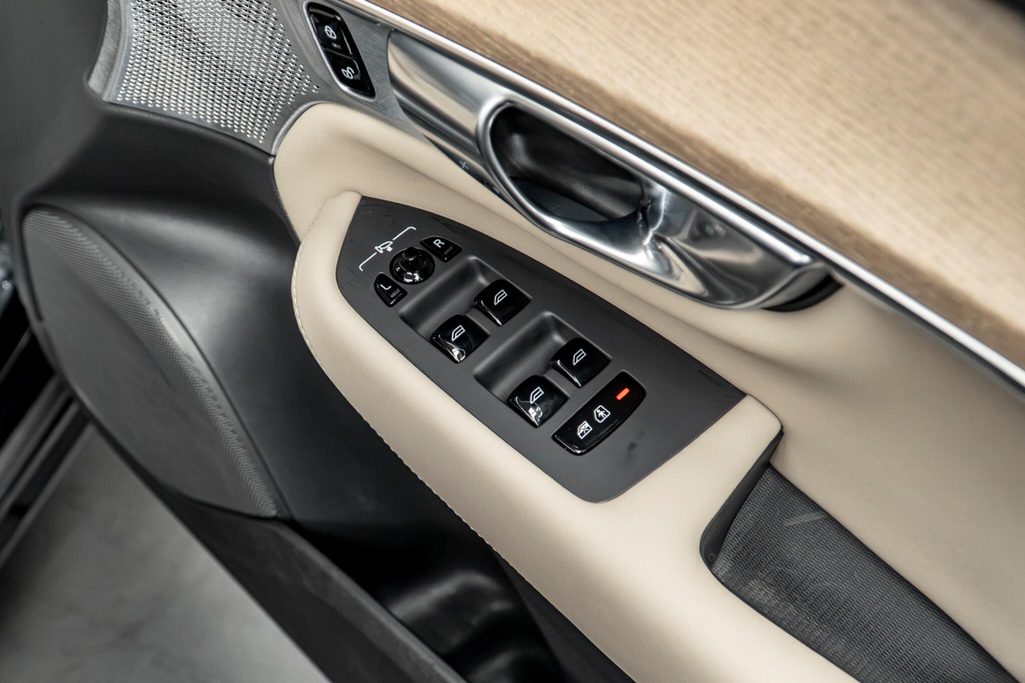 Volvo XC90 view 32