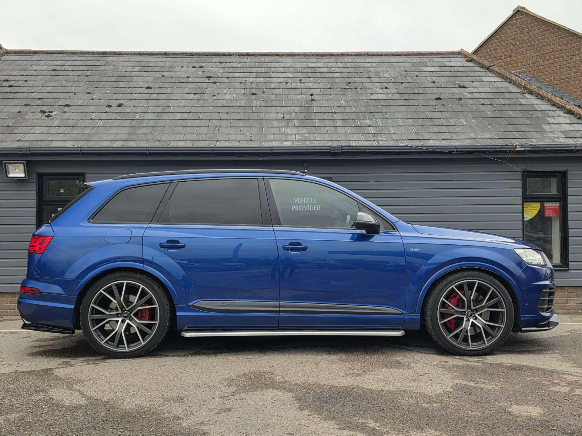 Audi SQ7 view 16