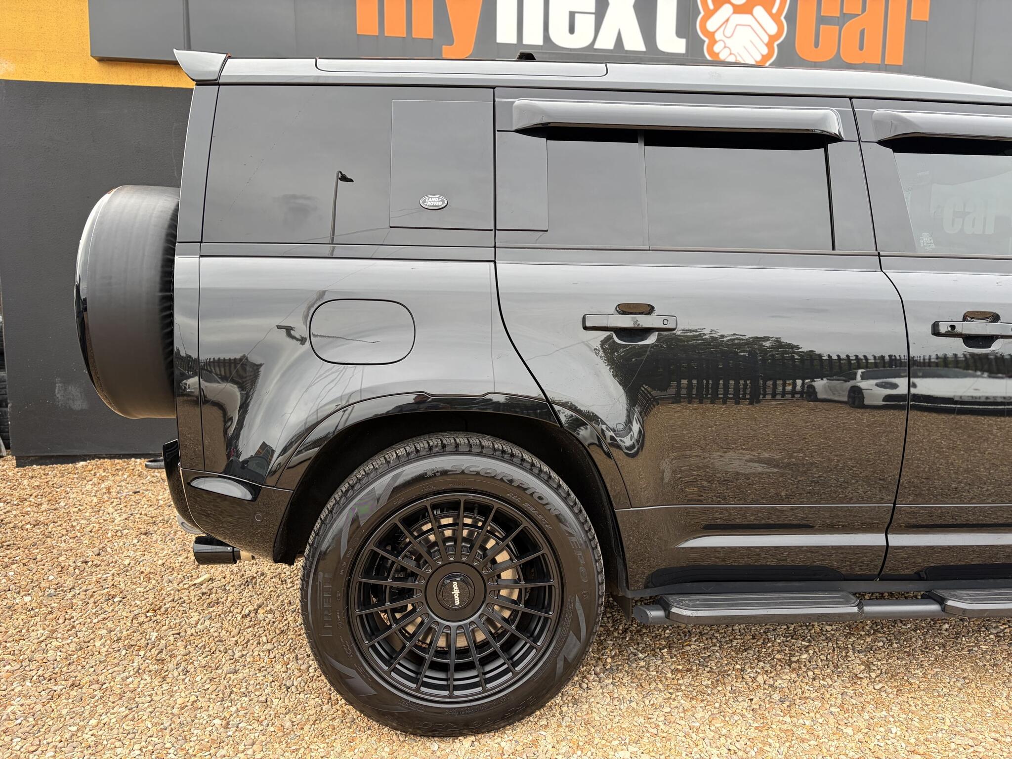 Land Rover Defender 110 view 13