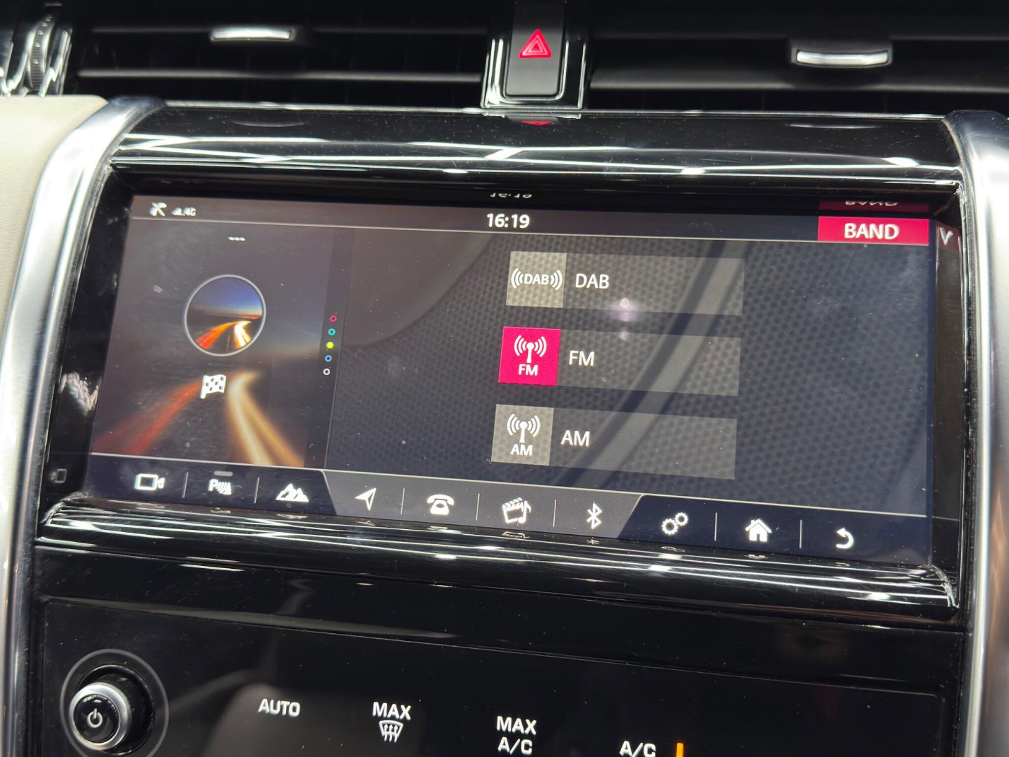 Land Rover Discovery Sport view 36