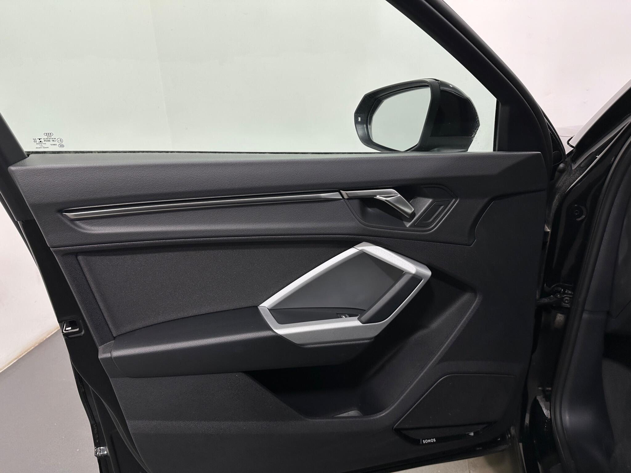 Audi Q3 view 37