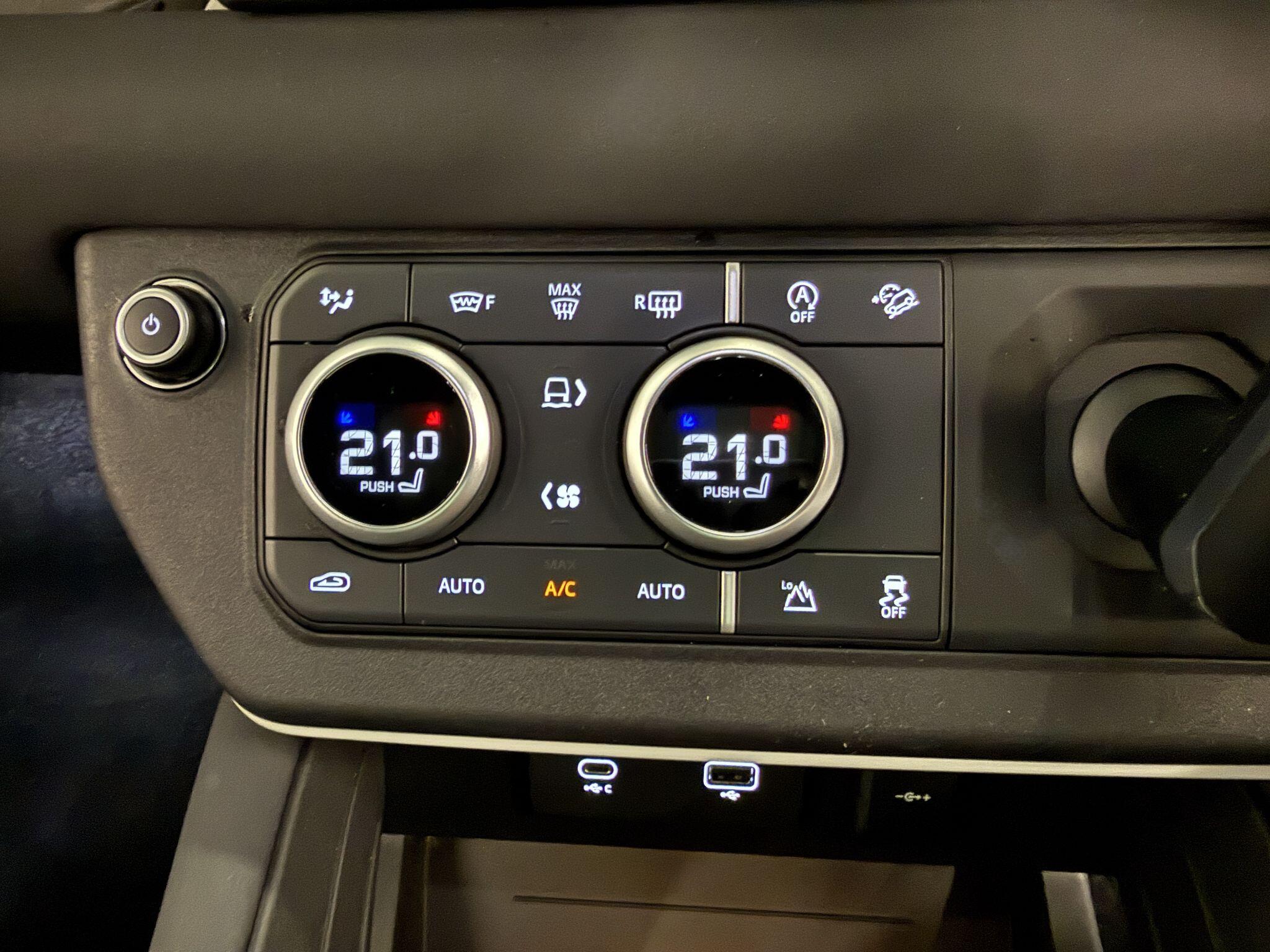 Land Rover Defender 90 view 13