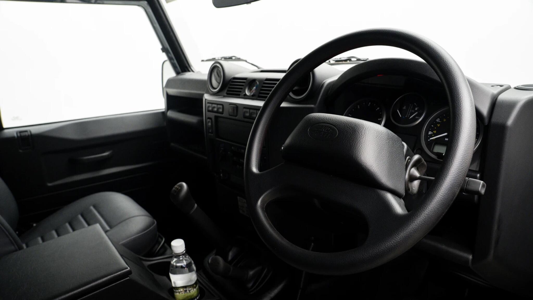 Land Rover Defender 90 view 2