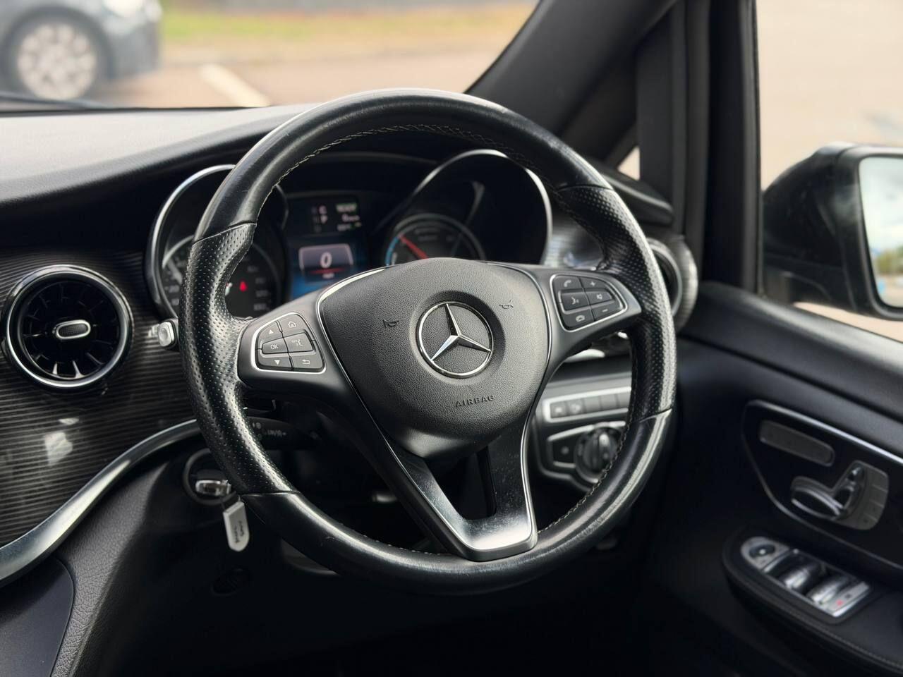 Mercedes-Benz Eqv view 31