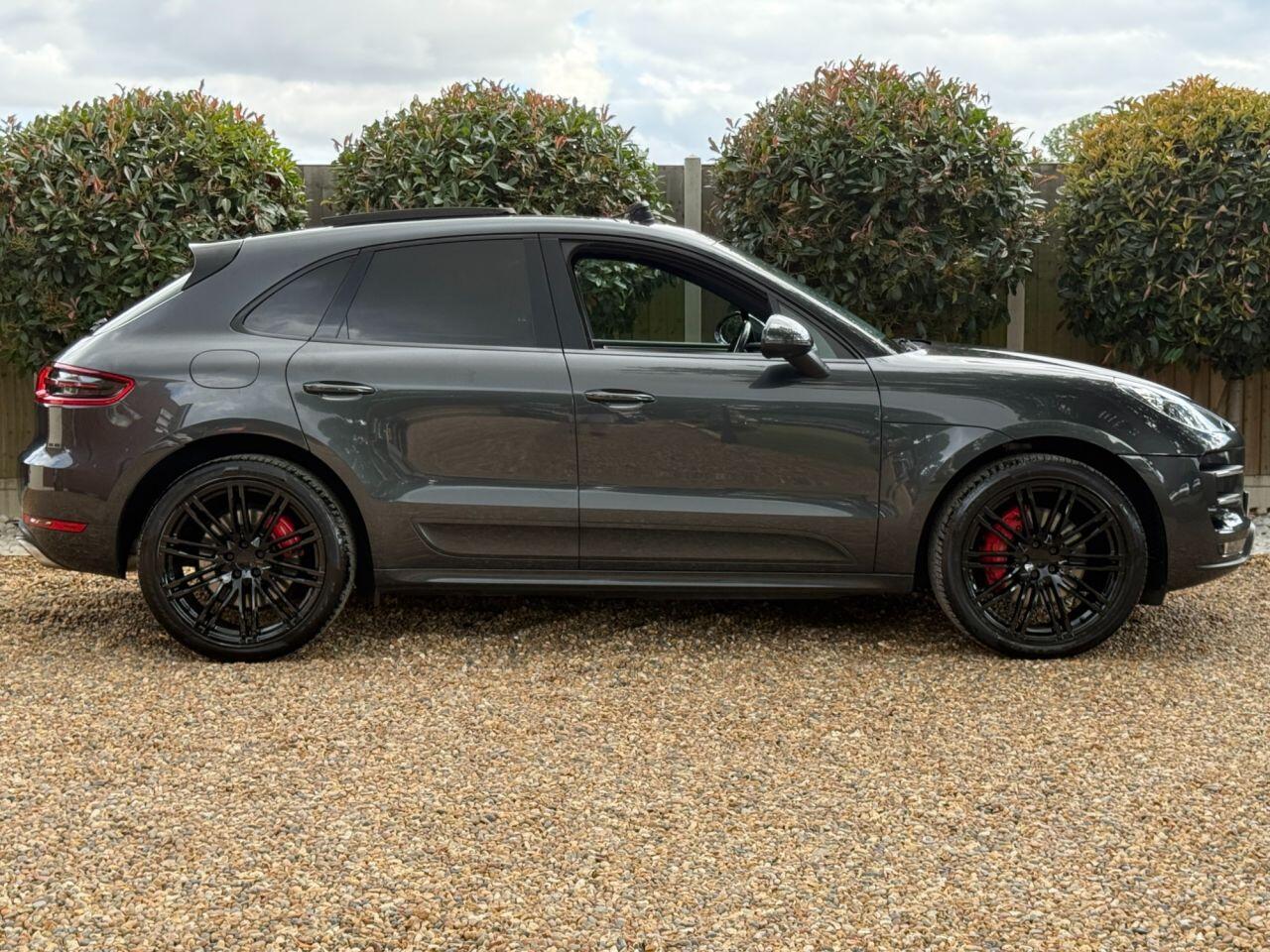 Porsche Macan view 3
