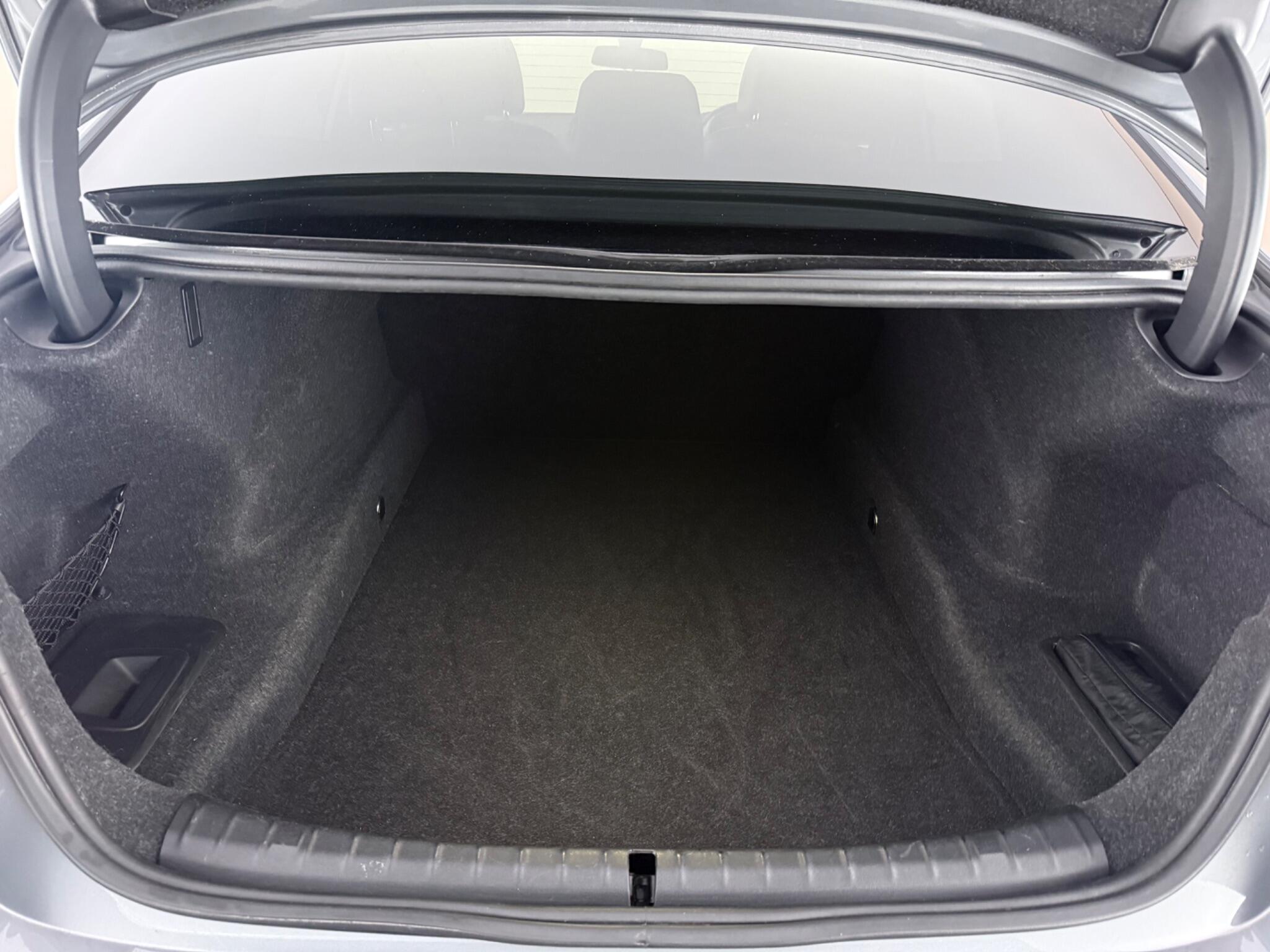 BMW 5 Series view 10
