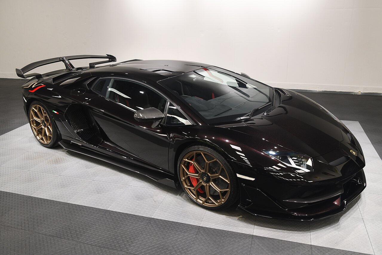 Lamborghini Aventador view 26