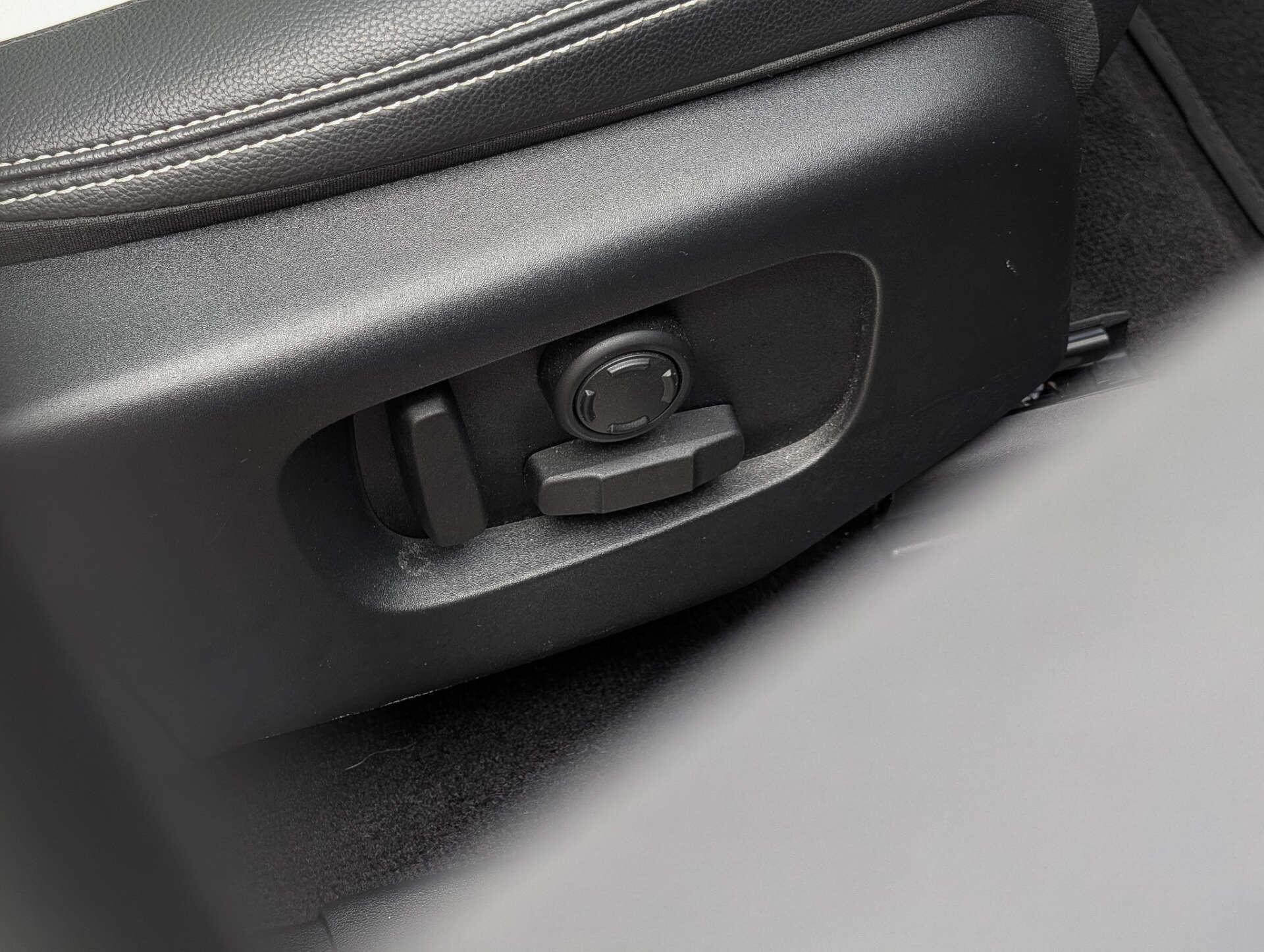 Land Rover Discovery Sport view 29