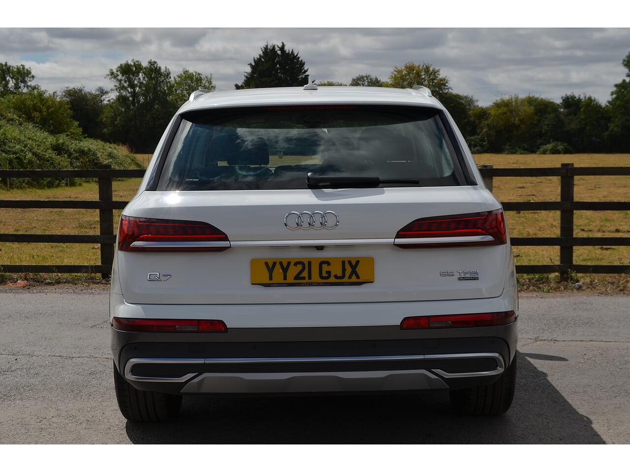 Audi Q7 view 8