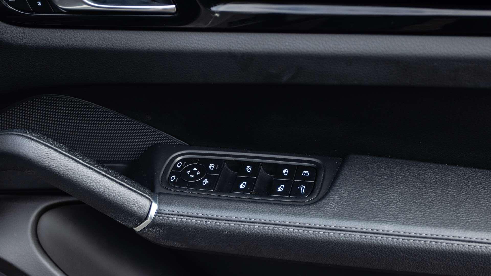 Porsche Cayenne view 27