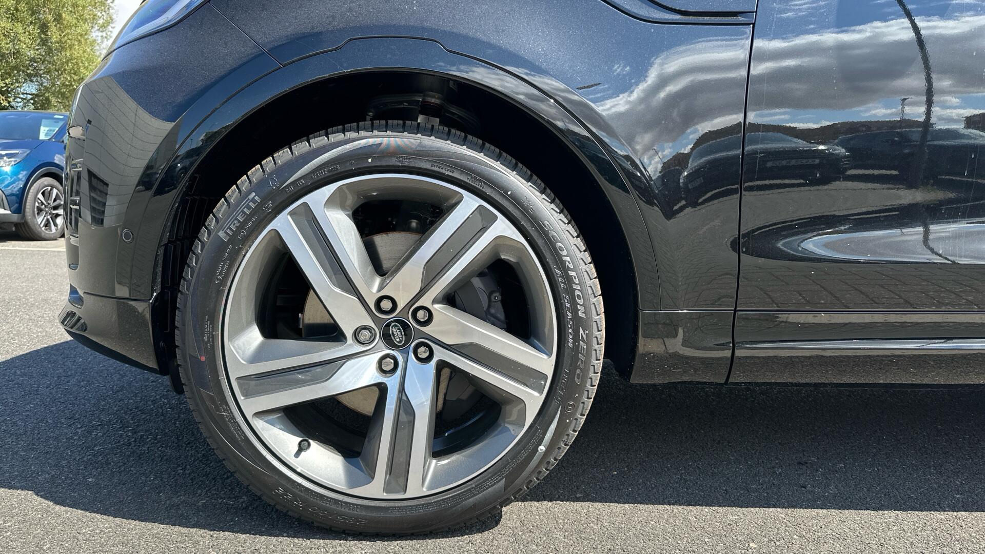 Land Rover Discovery view 17