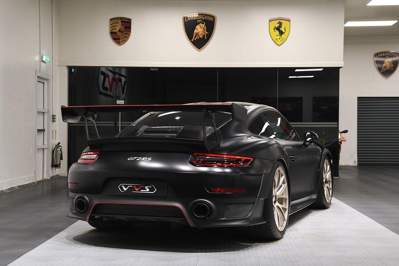 Porsche 911 view 3