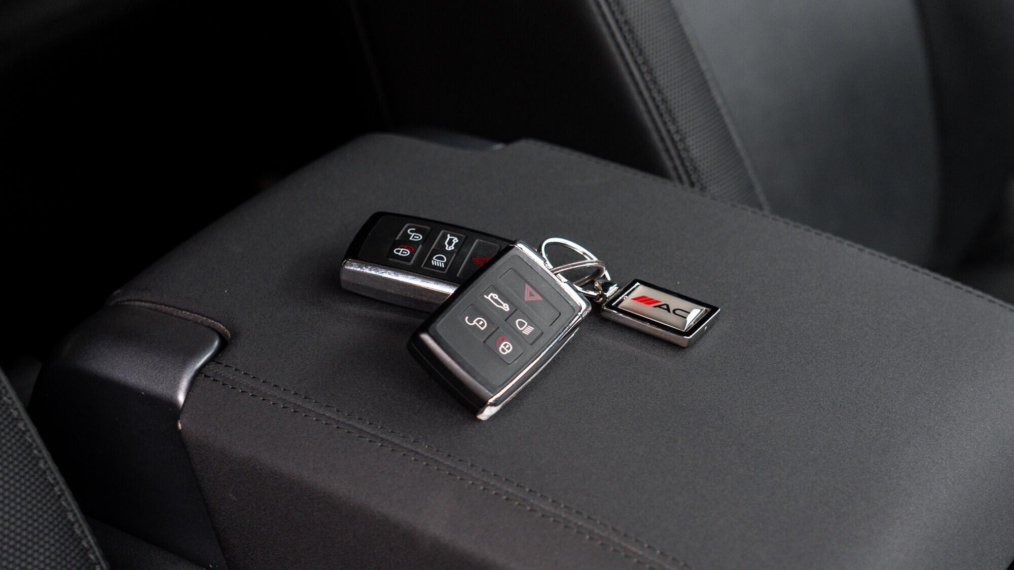 Land Rover Defender view 41