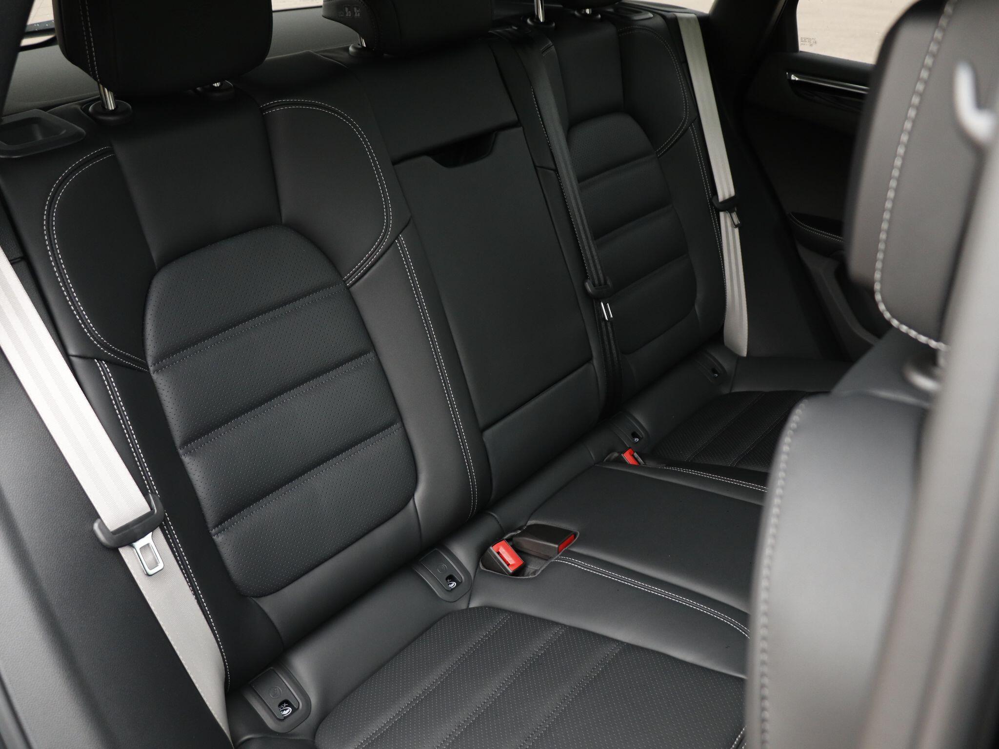 Porsche Macan view 26