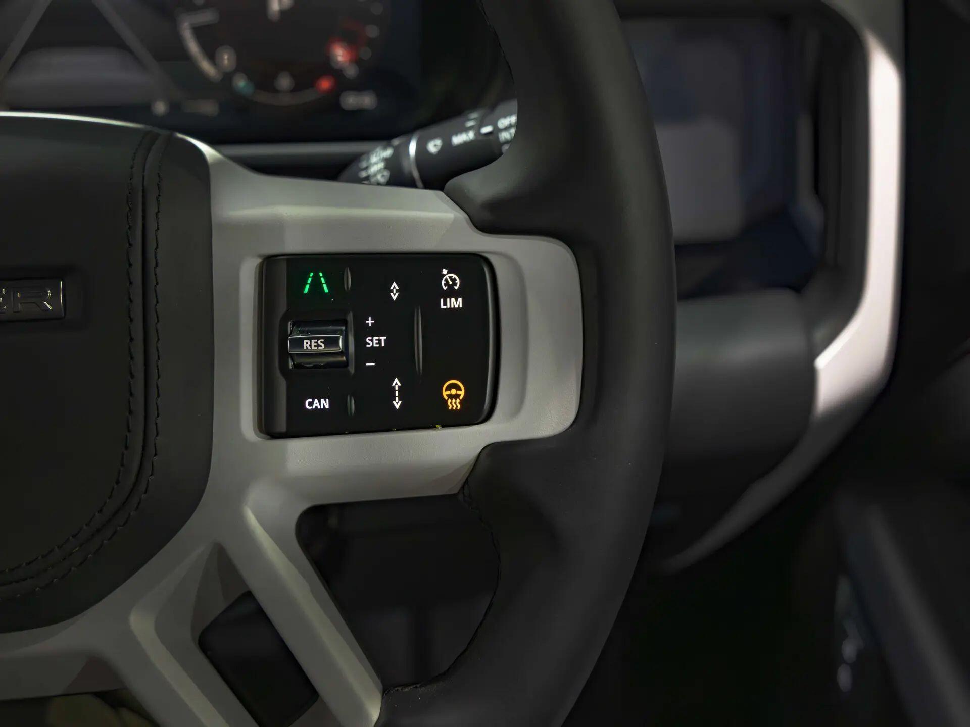 Land Rover Defender 110 view 21