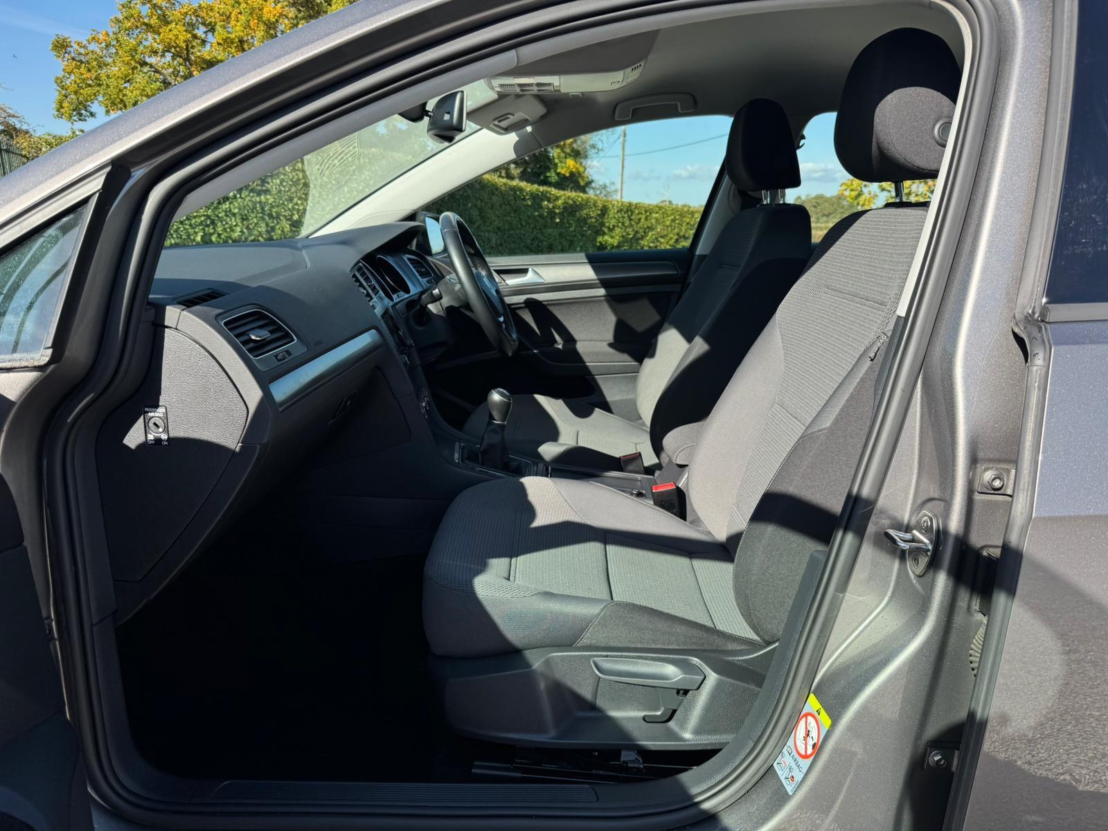 2013 Volkswagen Golf image 20