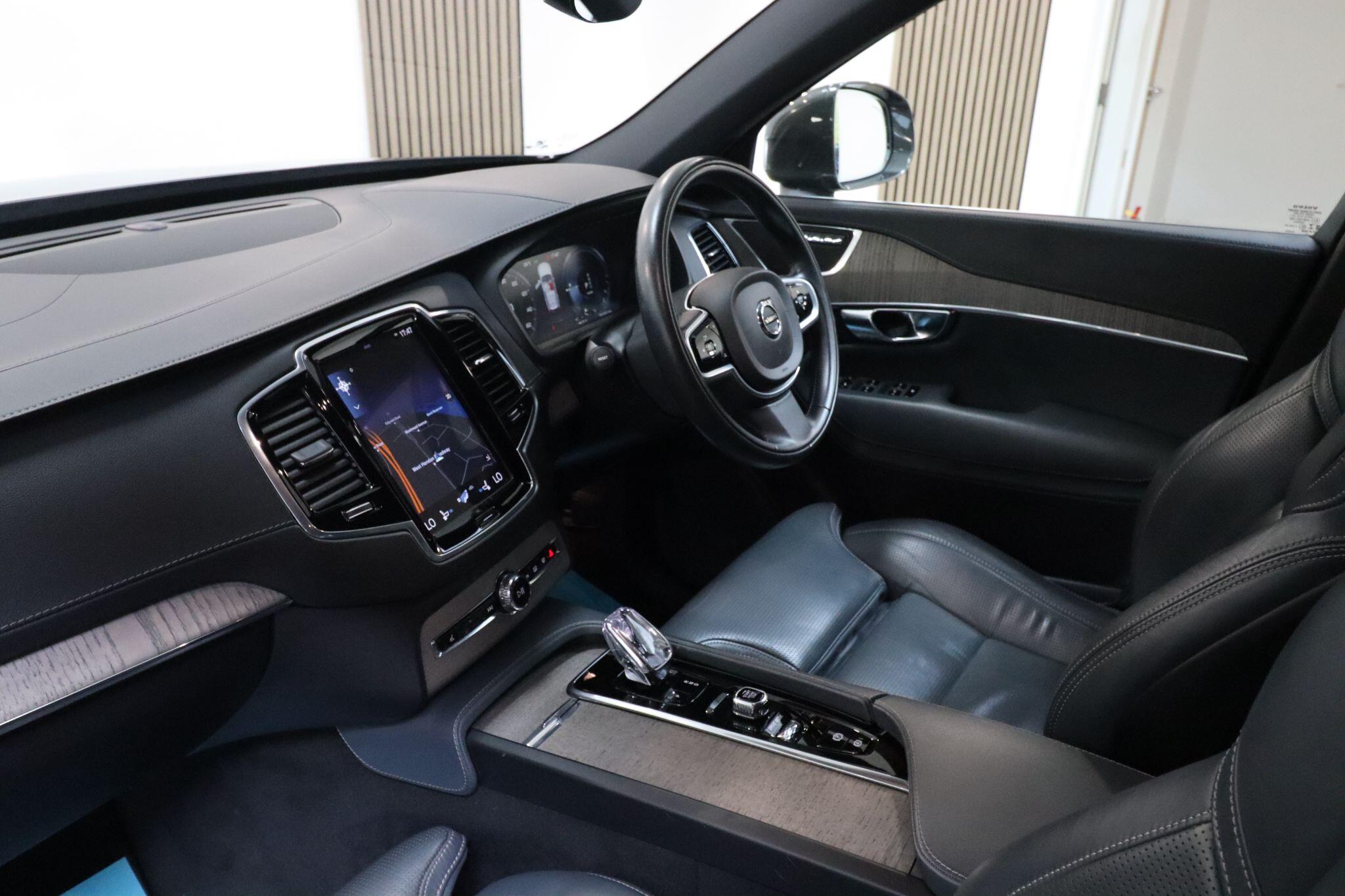 Volvo XC90 view 11
