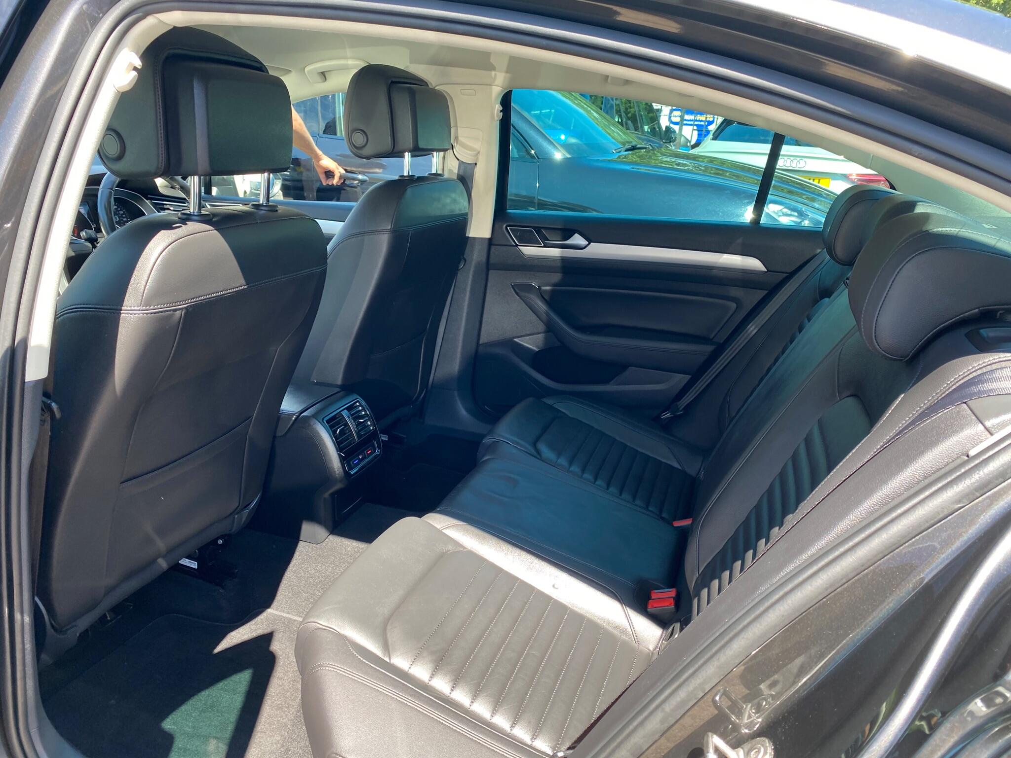Volkswagen Passat view 35