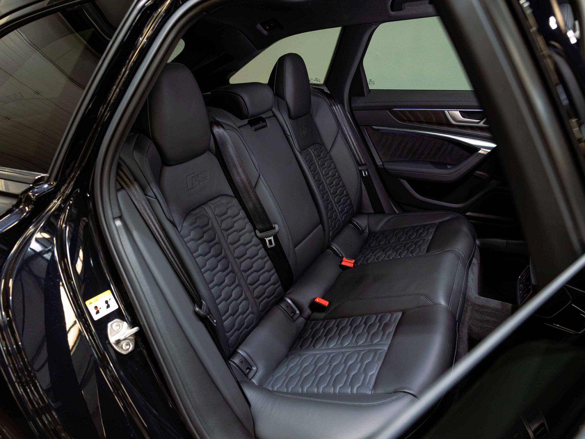 Audi RS6 Avant view 28