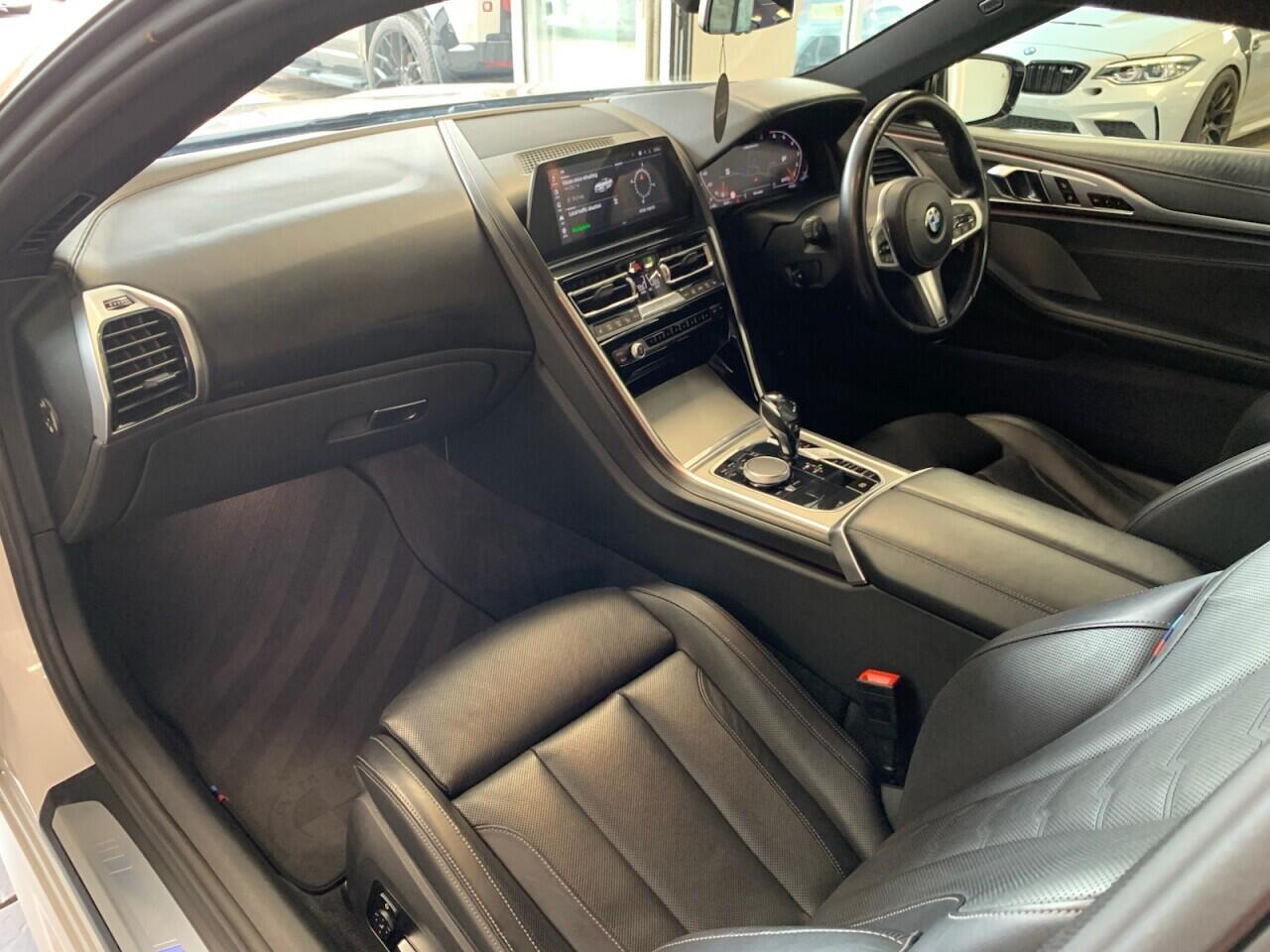 BMW 8 Series view 26