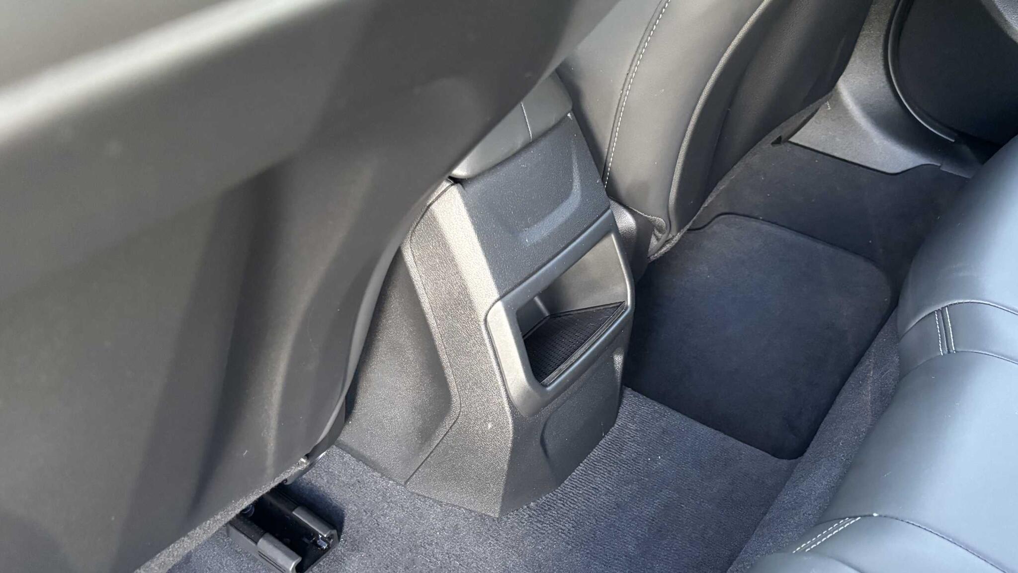 BMW 2 Series view 32