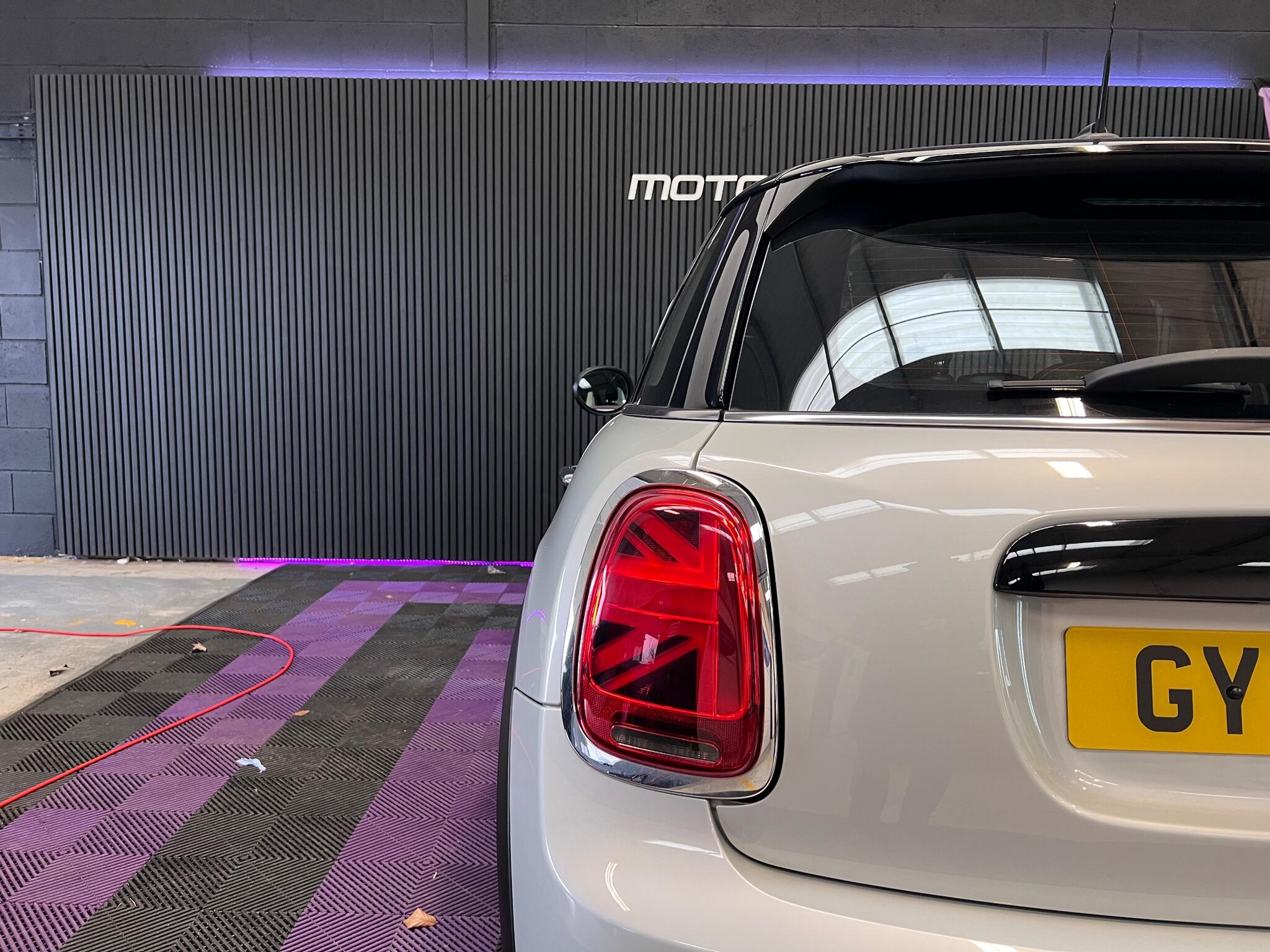 Mini Hatch view 41