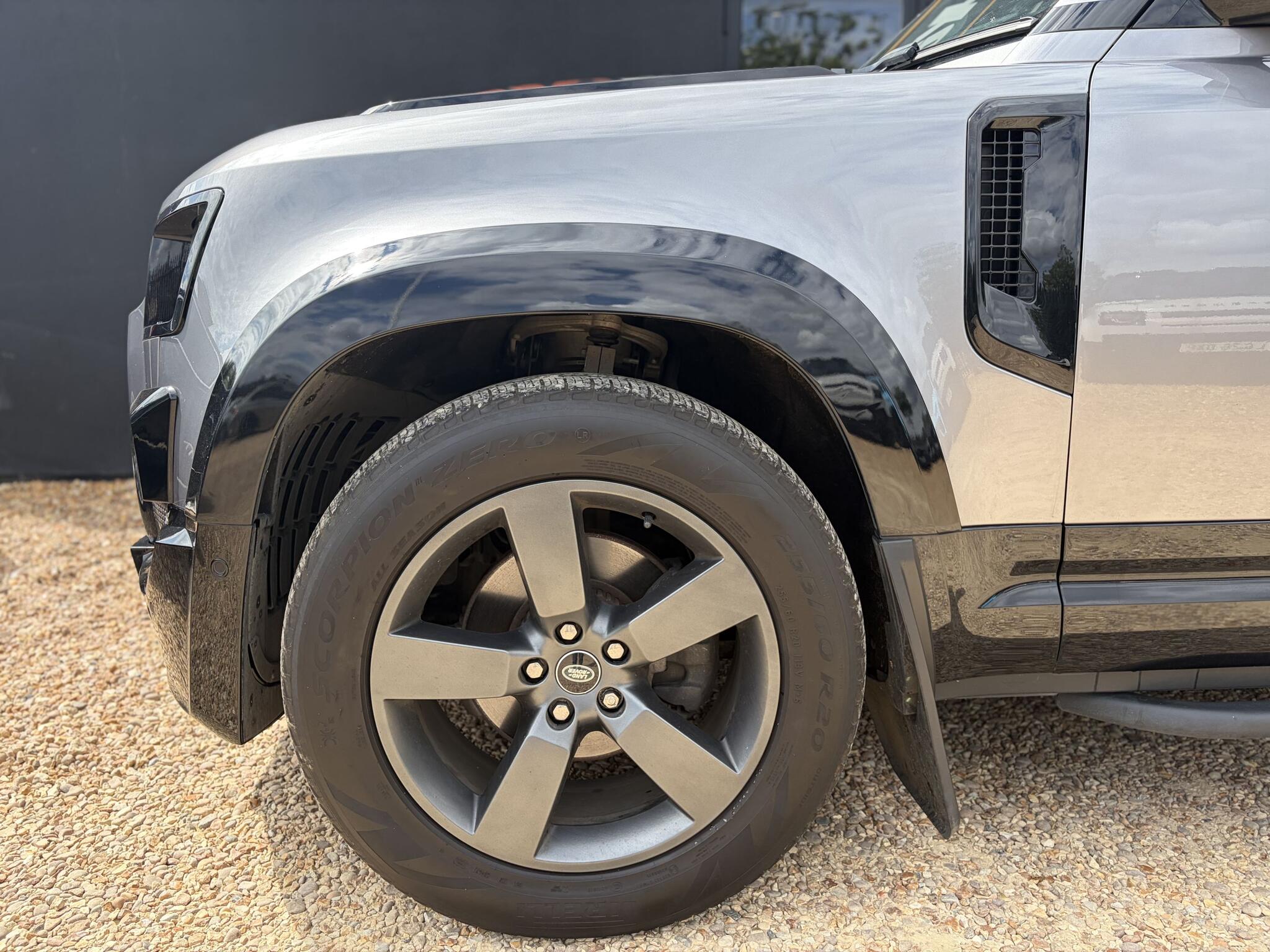 Land Rover Defender 90 view 16