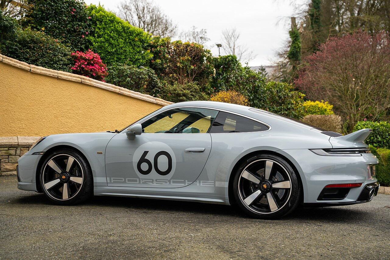 Porsche 911 view 25