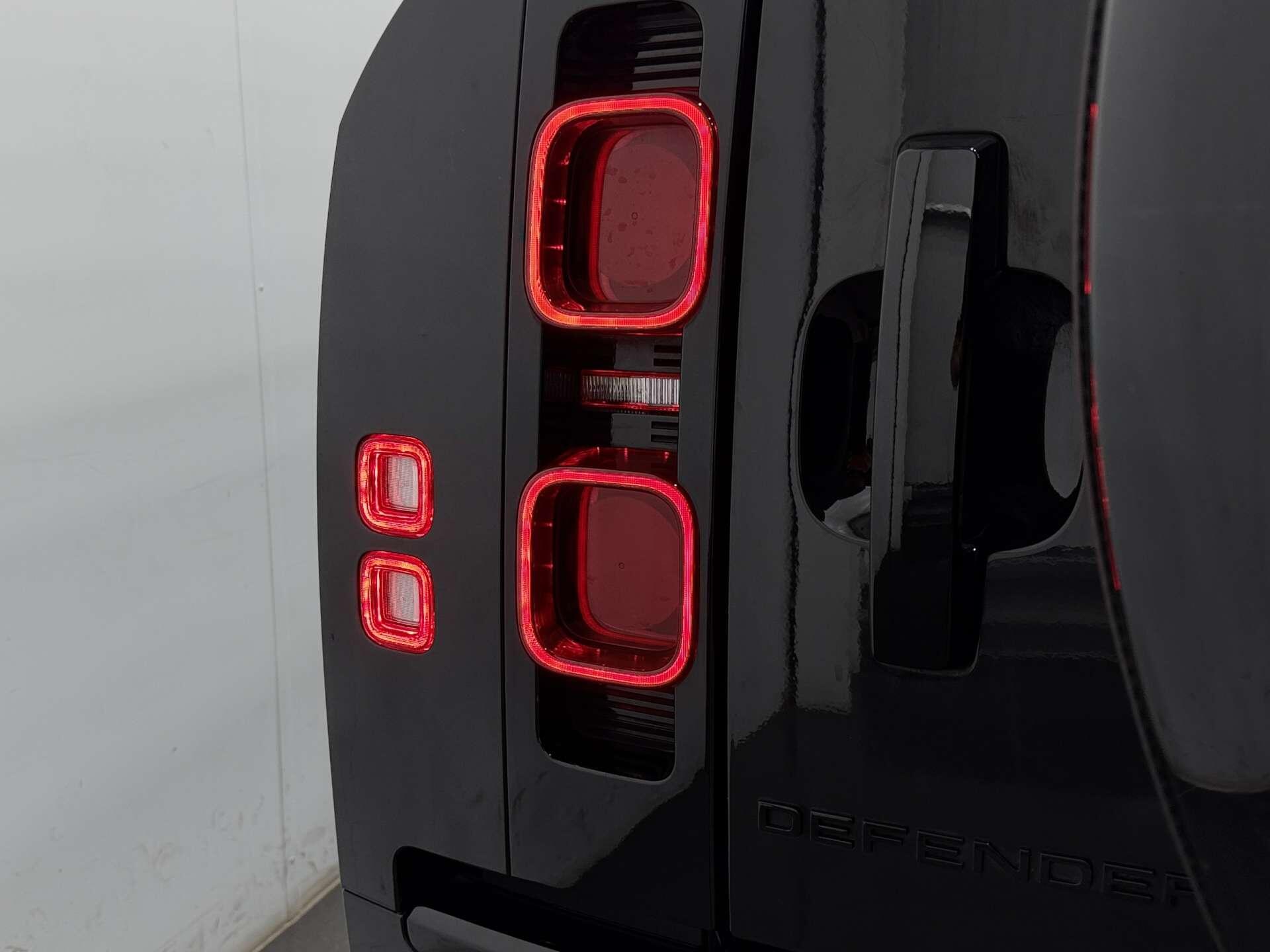 Land Rover Defender view 25