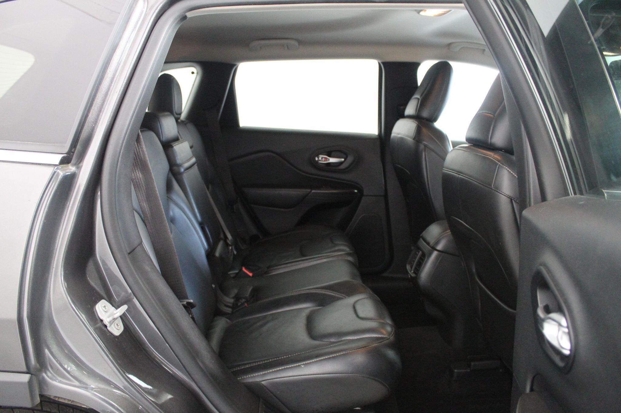 Jeep Cherokee view 52