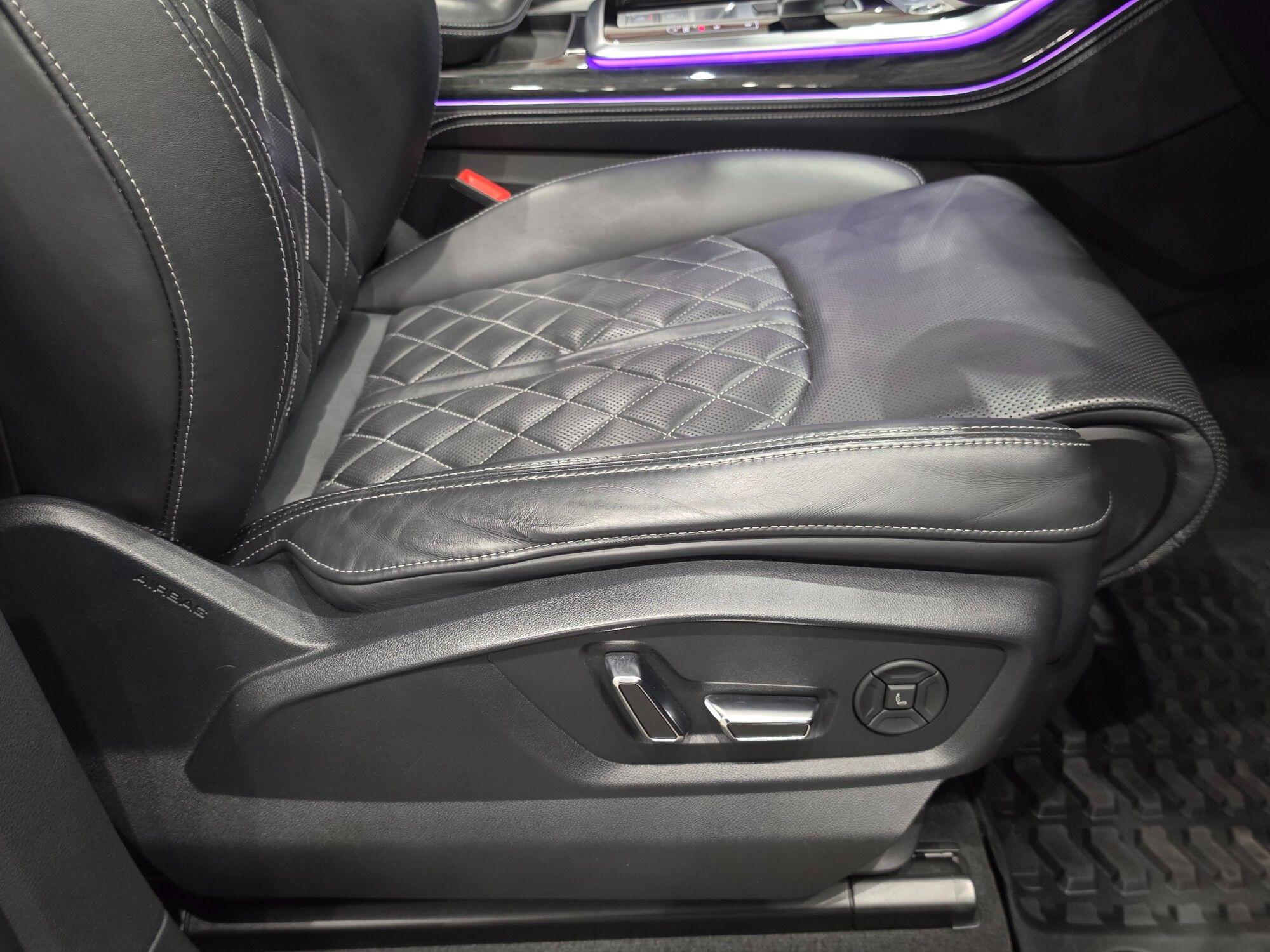 Audi Q8 view 20
