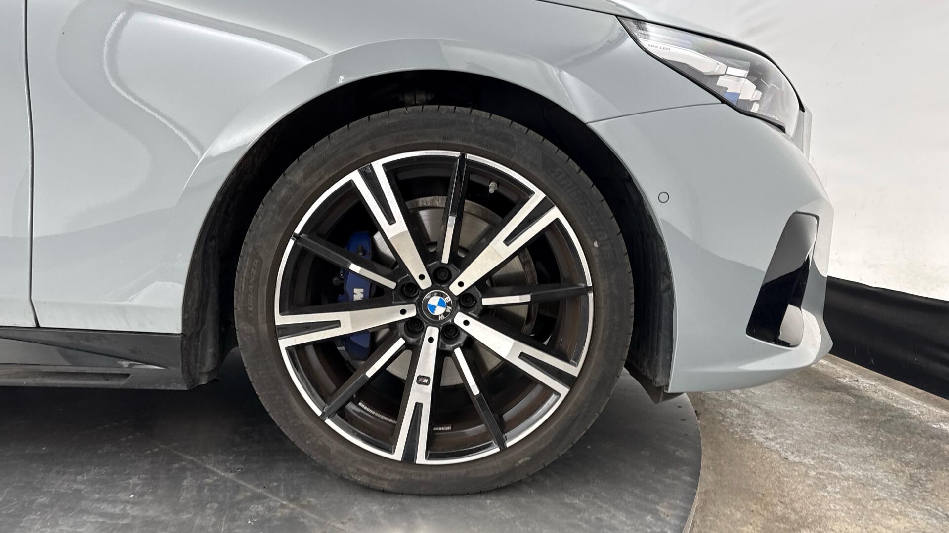 BMW 5 Series view 14