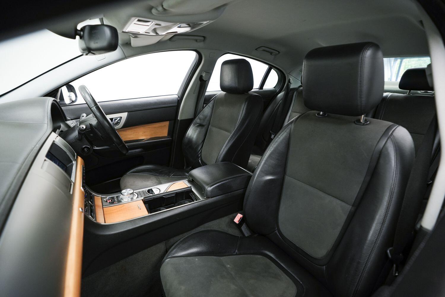 Jaguar XF view 23