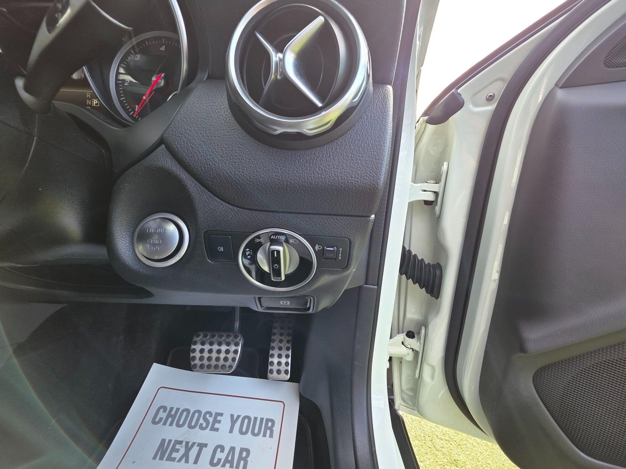 Mercedes-Benz Gla view 22