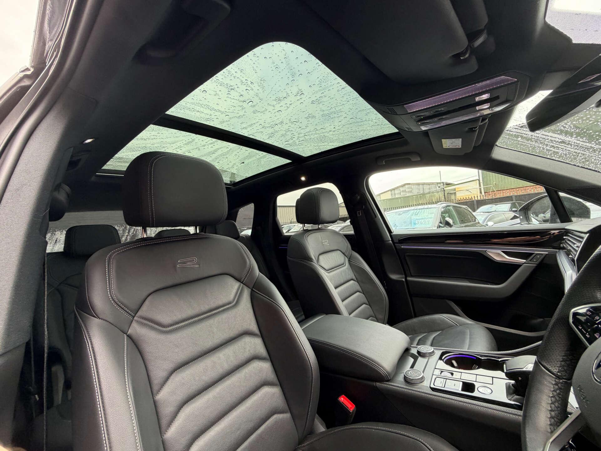 Volkswagen Touareg view 5