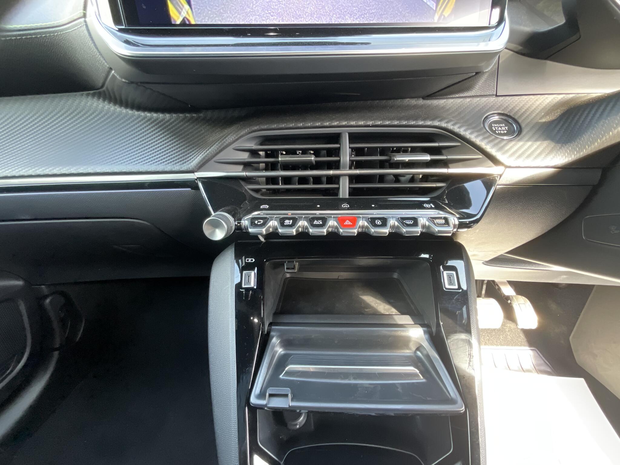Peugeot 208 view 28