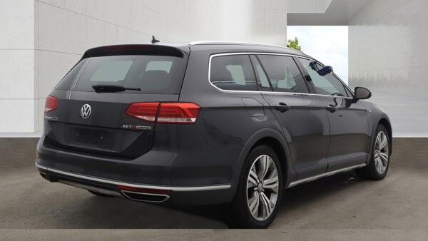 Volkswagen Passat view 4