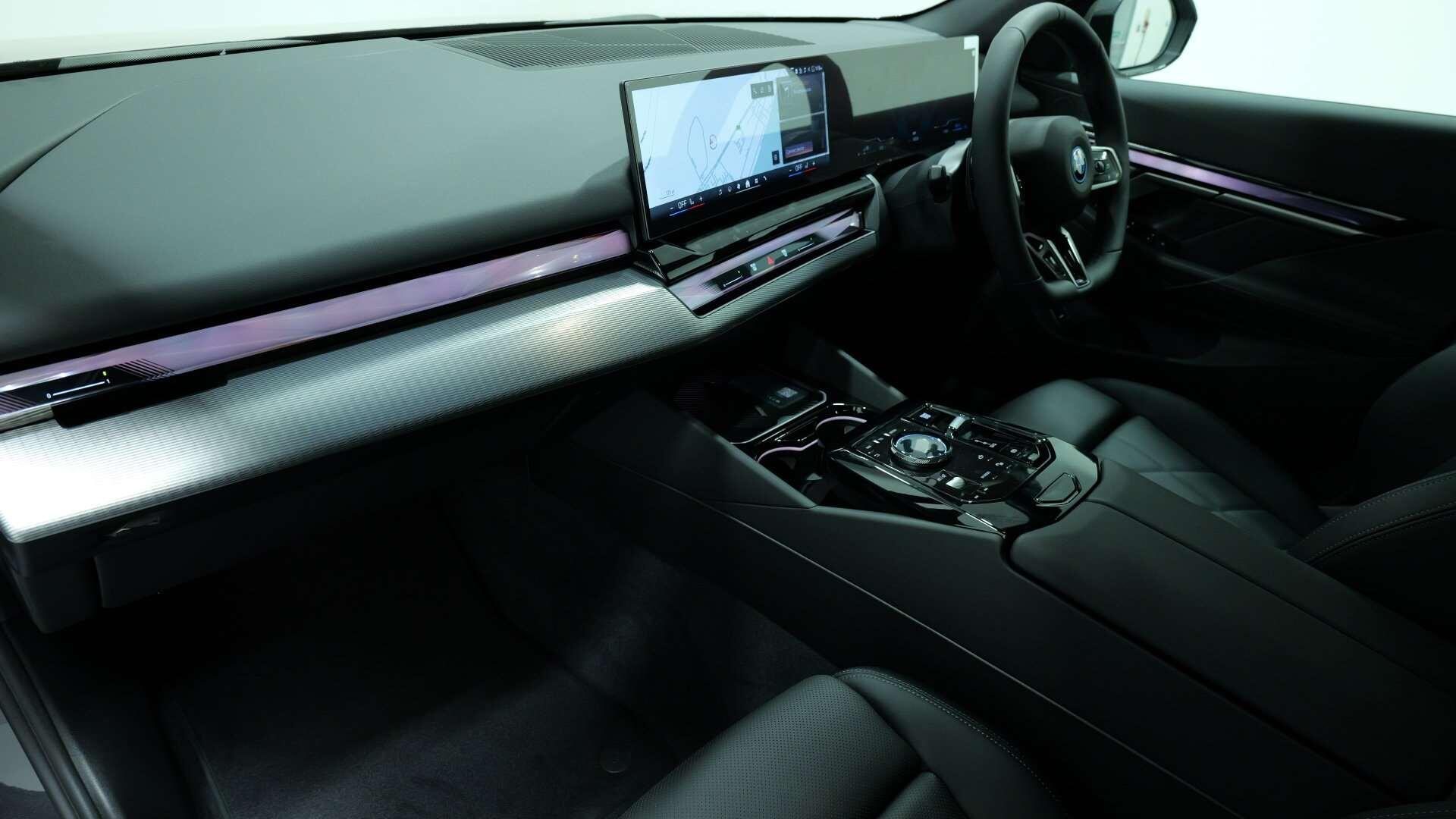 BMW 5 Series view 8