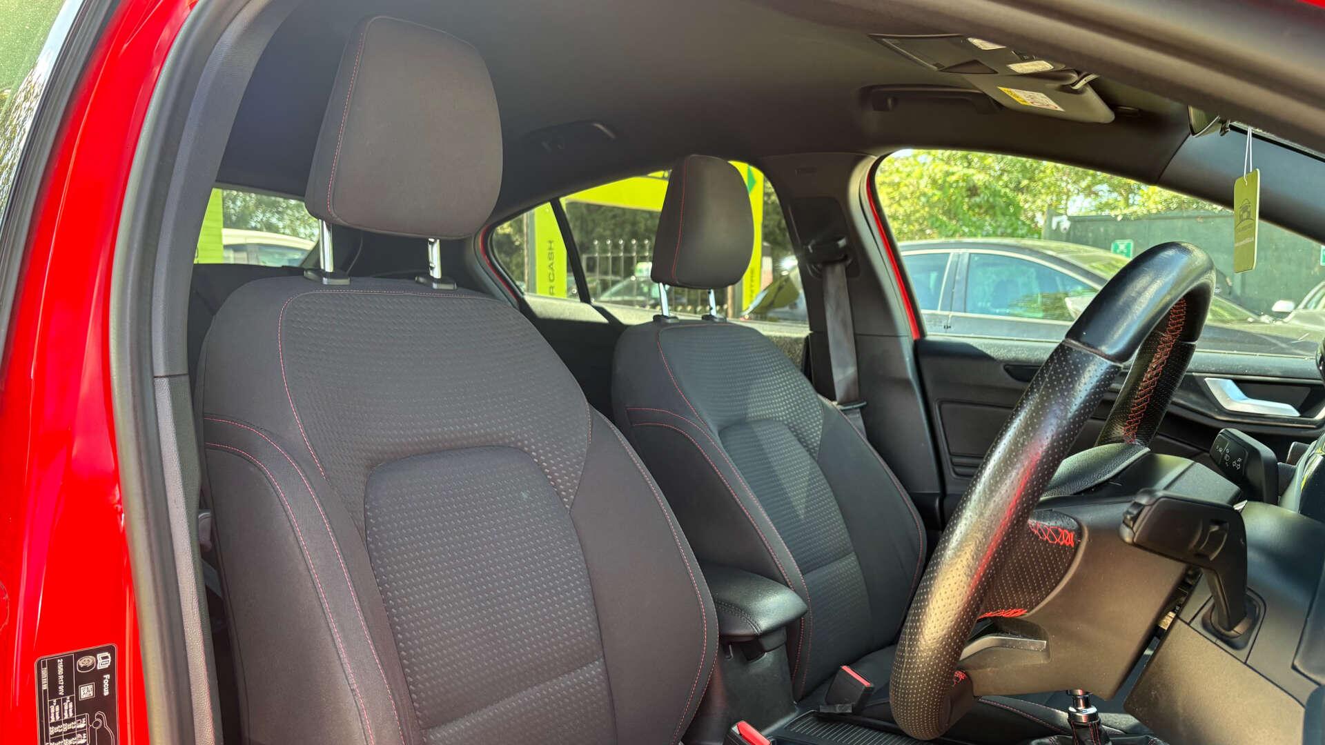 Ford Focus view 8